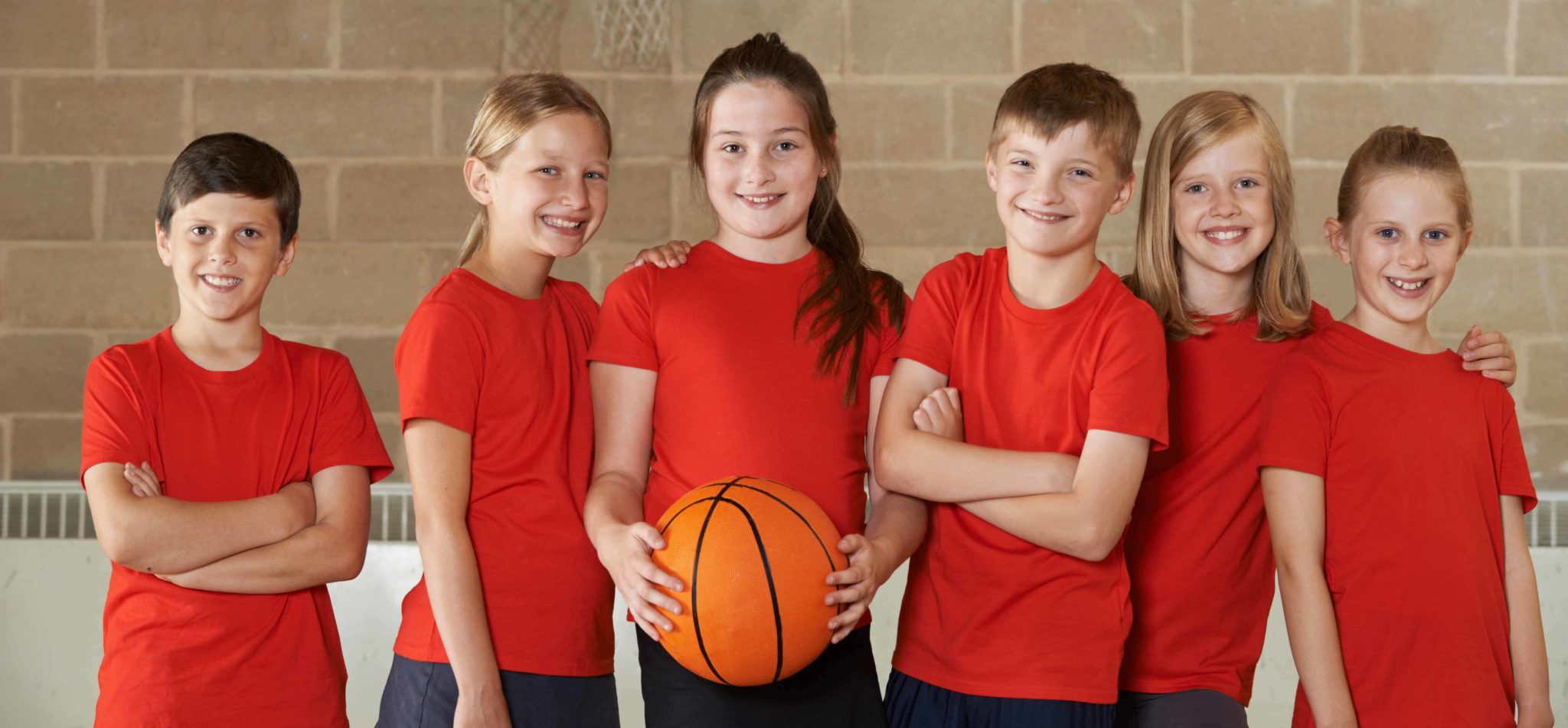 Школьная спортивная команда. Дети баскетболисты. Баскетбол в школе. Дети играют в баскетбол. Команда в школе.
